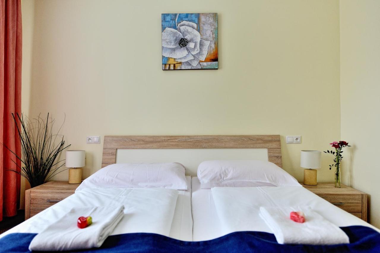 Hotel Korekt ปิเอชตานี ภายนอก รูปภาพ