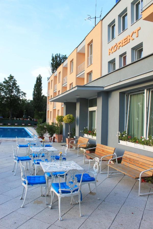 Hotel Korekt ปิเอชตานี ภายนอก รูปภาพ