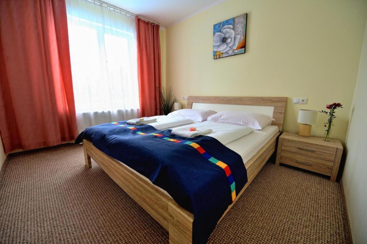 Hotel Korekt ปิเอชตานี ภายนอก รูปภาพ